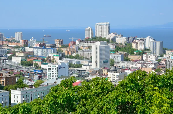 Vladivostok, Rusia, 01 de junio de 2016. Vista de Vladivostok ciudad en verano en día soleado —  Fotos de Stock