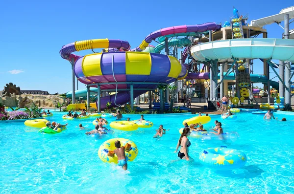 Evpatoria, Krim, juli, 06, 2016. Aquapark "Banana republic" in Evpatoria, de grootste in de Krim — Stockfoto