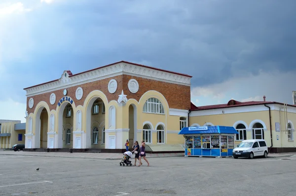 Evpatoria, Crimeia, 04 de julho de 2016. Estação ferroviária em Evpatoria — Fotografia de Stock