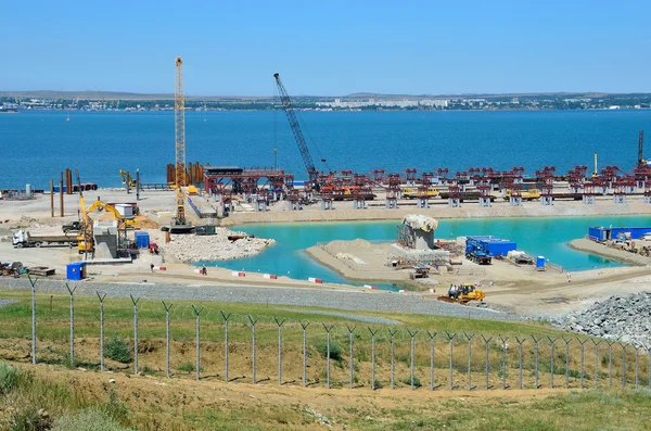 Kertj, Krim, juli 12, 2016. Syn på byggandet av en bro över Kertjsundet från Kerch city i sommaren av 2016 — Stockfoto