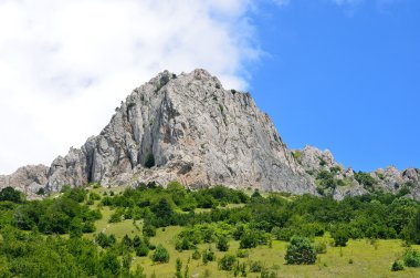Yaz aylarında sivri kayalar, Karabi-Yaila. Crimea