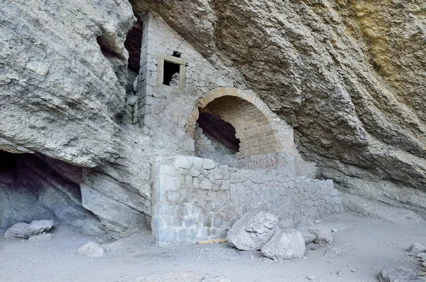 Crimea, Novy Svet. la gruta de Golitsyn (Shaliapin) en las montañas de Crimea en la costa del mar Negro — Foto de Stock