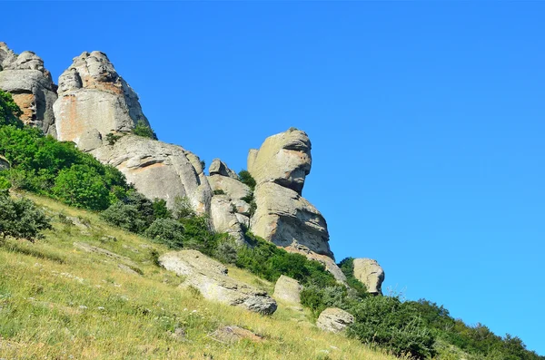 La Crimea, el valle Demerdzhi - el monumento geológico de la naturaleza de la importancia nacional —  Fotos de Stock