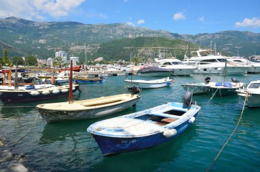 Budva, Karadağ, 22 Haziran 2015, antik Merkezi Budva, limanda Yatlar.