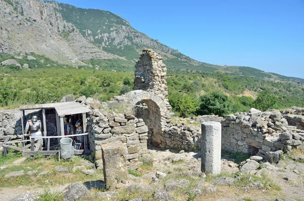 Średniowieczna twierdza Funa na skalistym wzgórzu, u stóp góry Południowej Demerdżi. Crimea — Zdjęcie stockowe