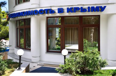 Yalta, Kırım, 20 Temmuz 2016. Yalta 'daki ofis gayrimenkul ajansı 