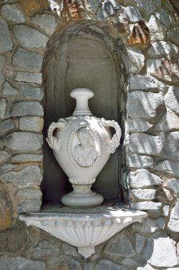 Yalta, Kırım'da, Temmuz, 20, 2016. Amfora Yalta parkında taş bir niş içinde