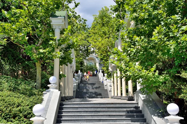 Jalta, Krim, juli 20, 2016. Människor som gick på colonnade i Jalta — Stockfoto