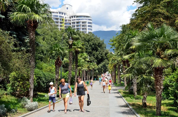 Yalta Crimea Julio 2016 Gente Caminando Parque Terraplén Yalta — Foto de Stock