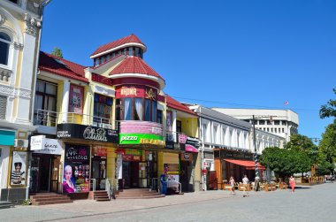 Simferopol, Kırım'da, Temmuz, 14, 2016. Simferopol Karl Marx sokakta yürüyen insanlar