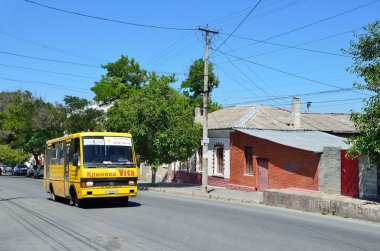 Simferopol,Kırım, 14 Temmuz 2016. Simferopol sokak boyunca giden Otobüs 8 rota