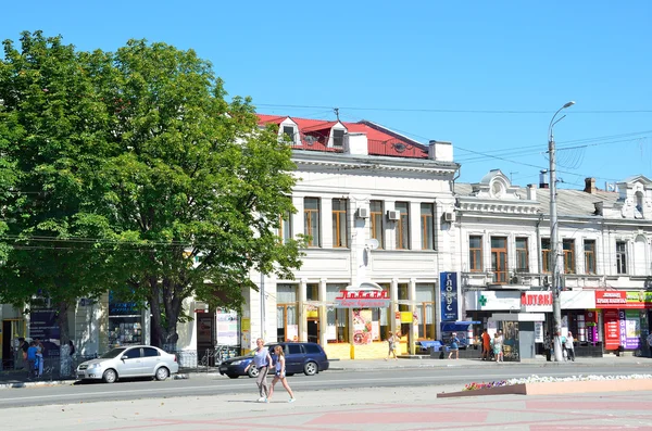 Symferopol, Krym, 14 lipca 2016 roku. Ludzie chodzą wzdłuż alei Kirova — Zdjęcie stockowe