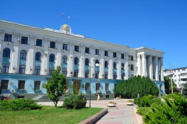 シンフェロポリ、クリミア、2016 年 7 月 14 日。クリミア自治共和国の共和国の政府の建物 — ストック写真