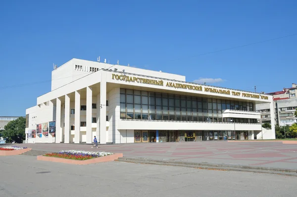 Simferopolu na Krymu, 14 červenci 2016. Simferopol, státní akademické hudební divadlo z republiky Krym — Stock fotografie