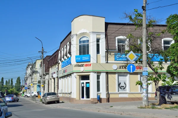 Сімферополь, Крим, 14 липня, 2016. Автомобілі знаходяться на Пролетацькій вулиці влітку в Sinferopol — стокове фото