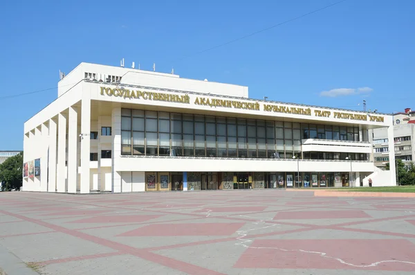 Simferopol, Crimea, 14 de julio de 2016. Simferopol, el teatro estatal académico musical de la República de la Crimea — Foto de Stock