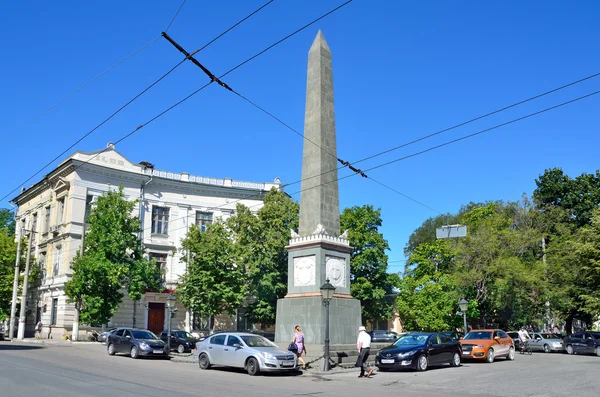 Simferopol, Crimeia, 14 de julho de 2016. Obelisco de Dolgorukovsky no centro de Simferopol na rua de Zhukovskogo — Fotografia de Stock