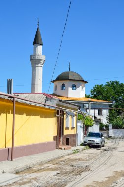 Simferopol, Kırım'da, Temmuz, 14, 2016. Chistoric Merkezi Sinferopol Tavricheskaya sokakta araba