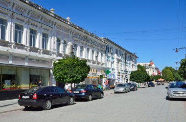 Simferopol, Kırım'da, Temmuz, 14, 2016. Simferopol Karl Marx sokakta yürüyen insanlar