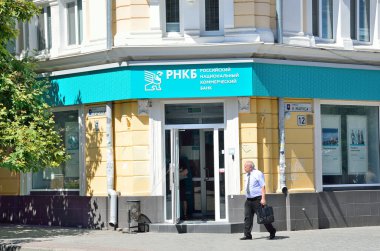 Simferopol, Kırım, 15 Temmuz 2016. Simferopol'deki Rncb Bank'ın girişine yakın bir adam