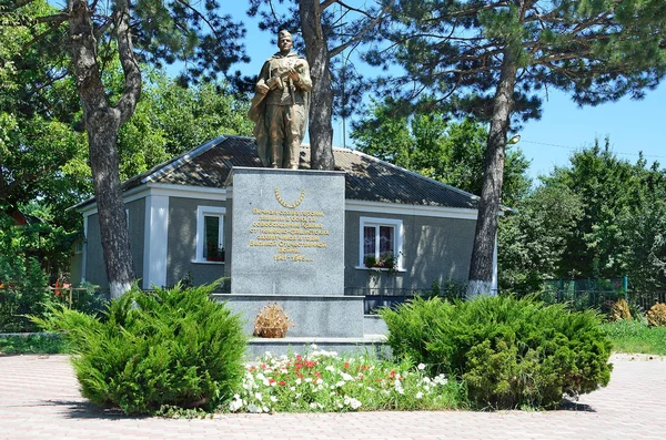 Симферополь, Крым, 15 июля 2016 г. Памятник павшим воинам в годы Великой Отечественной войны в селе Перевальное — стоковое фото