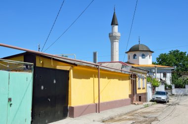 Simferopol, Kırım'da, Temmuz, 14, 2016. Chistoric Merkezi Sinferopol Tavricheskaya sokakta araba