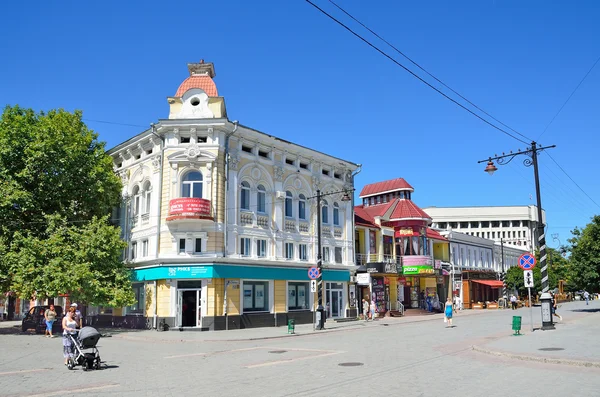 Simferopol, Crimea, 14 de julio de 2016. Gente caminando por la calle Karl Marx en Simferopol — Foto de Stock