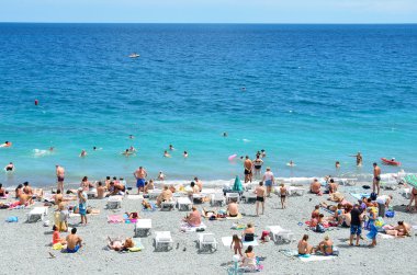 Yalta, Kırım'da, Temmuz, 20, 2016. Sahilde yunus Yalta içinde dinlenme insanlar