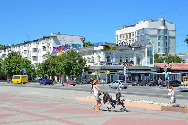 Simferopol, Crimeia, 14 de julho de 2016. Pessoas caminhando ao longo da Avenida de Kirov — Fotografia de Stock