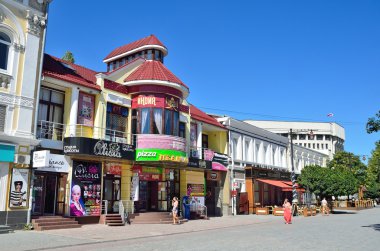 Simferopol, Kırım'da, Temmuz, 14, 2016. Simferopol Karl Marx sokakta yürüyen insanlar