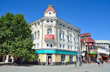 Simferopol, Kırım'da, Temmuz, 14, 2016. Simferopol Karl Marx sokakta yürüyen insanlar