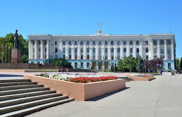 Simferopol, Krim, 14 juli 2016. Lenin square, byggnad av regeringen i Republiken av Krim — Stockfoto