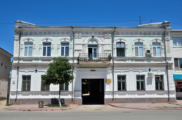 Керчь, Крым, 13 июля 2016 года. Старый особняк в Керчи на улице Карла Маркса, 31. В настоящее время центр крови — стоковое фото
