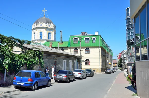 Simferopol, la Crimea 14 de julio de 2016. Coches en la calle Bolchevistskaya en Simferopol — Foto de Stock