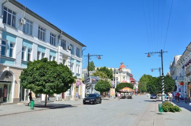 Simferopol, Kırım'da, Temmuz, 14, 2016. Simferopol Karl Marx sokakta yürüyen insanlar