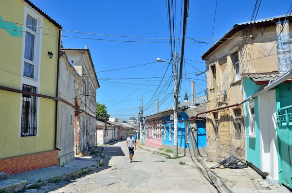 Simferopol, Crimea, 14 de julio de 2016. Antigua calle Kurchatov en el centro histórico de Simferopol — Foto de Stock