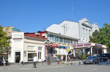 Simferopol, Kırım'da, Temmuz, 14, 2016. Simferopol Gorkogo sokakta yürüyen insanlar