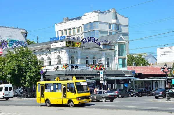 Simferopol, Crimea, július, 14, 2016-ban. Sárga busz vezetés mentén a Kirov Avenue — Stock Fotó