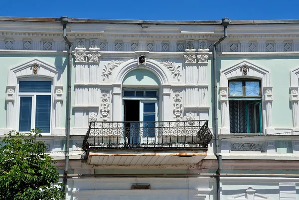 Kerch, Crimea, July, 13, 2016. The old mansion in Kerch on Karl Marx street, 31. Currently, the blood center — Stock Photo, Image