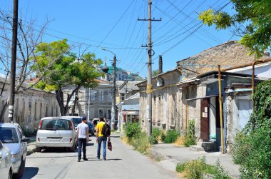 Simferopol, Kırım'da, Temmuz, 14, 2016. Simferopol tarihi merkezi Kurchatova Caddesi üzerinde eski şehirde yürüyüş insanlar