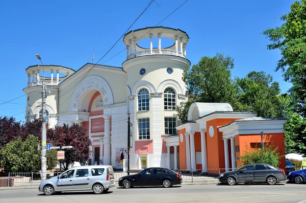 Simferopol, Crimeia, 14 de julho de 2016. Carros perto de Cinema Simferopol em Simferopol — Fotografia de Stock