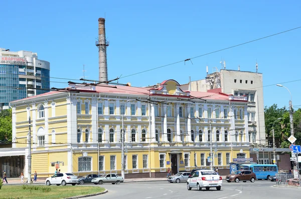 Simferopoli, Crimea, 14 luglio 2016. L'edificio della fine del XIX secolo sul viale di Kirov, 51. Ora ci sono società per azioni "Chernomorneftegaz " — Foto Stock