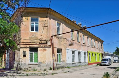 Simferopol, Kırım'da, Temmuz, 14, 2016. Sivashsky lane yakınındaki Simferopol, eski evde arabada 1920 yılında Taurida Ulusal Üniversitesi akademisyen V. ı. Vernadsky Rektörü yaşadığı