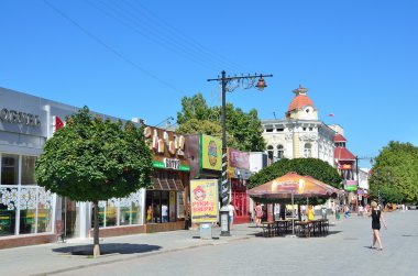 Simferopol, Kırım'da, Temmuz, 14, 2016. Simferopol Karl Marx sokakta yürüyen insanlar