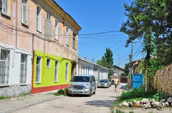 Simferopol, Crimea, July, 14, 2016. Car in   Sivashsky lane near the old house in Simferopol, where, in 1920 lived the rector of Taurida national University academician V. I. Vernadsky — Stock Photo, Image