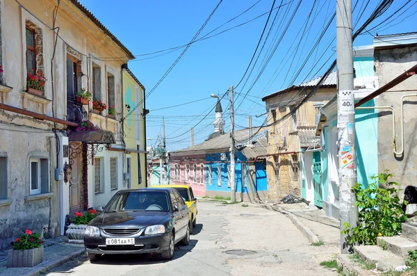 Simferopolu na Krymu, 14 červenci 2016. Auta ve starém městě na Kurchatova ulici v chistoric centru Simferopol — Stock fotografie