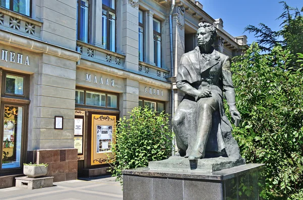 Monumento a Alexander Pushkin cerca del teatro de drama académico de Crimea nombrado por M. Gorky en Simferopol — Foto de Stock