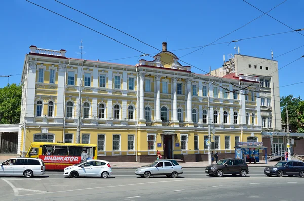 Simferopol, Crimeia, 14 de julho de 2016. O edifício do final do século XIX na Avenida Kirov, 51. Agora há sociedade anónima "Chernomorneftegaz " — Fotografia de Stock