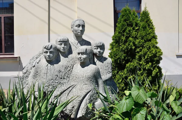 Simferopol, Crimea, 14 de julio de 2016. El monumento "el maestro De Crimea" en Simferopol, la Crimea — Foto de Stock