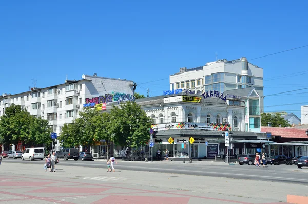 Simferopol, Crimeia, 14 de julho de 2016. Pessoas caminhando ao longo da Avenida de Kirov — Fotografia de Stock